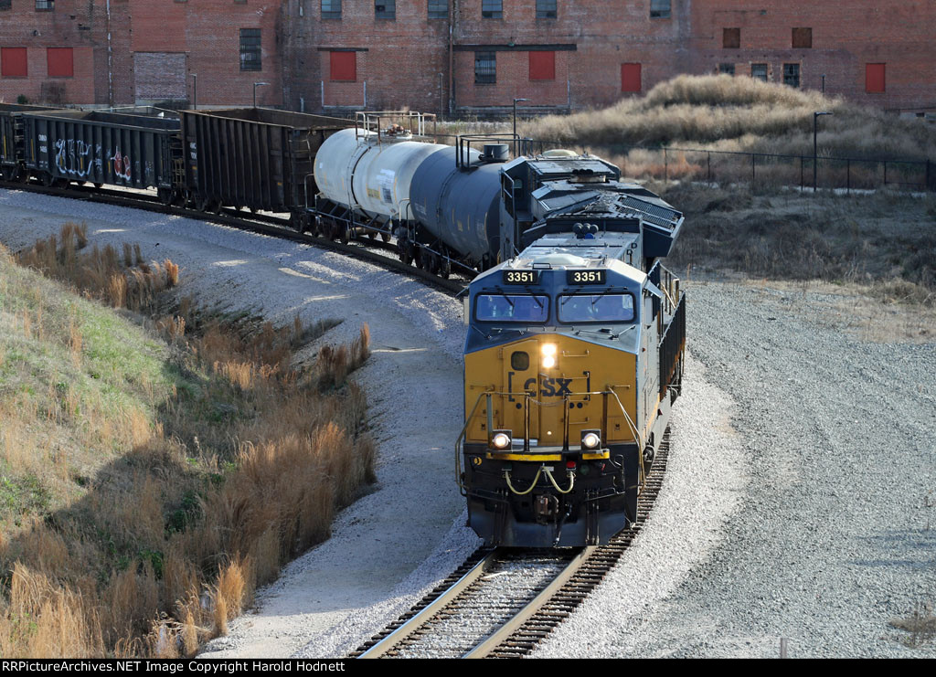 CSX 3351 leads train F741-17 around the curve at Boylan